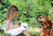 Junges Mädchen liest vor, Hund hört zu