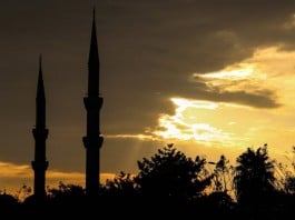 Moschee vor hellem Licht